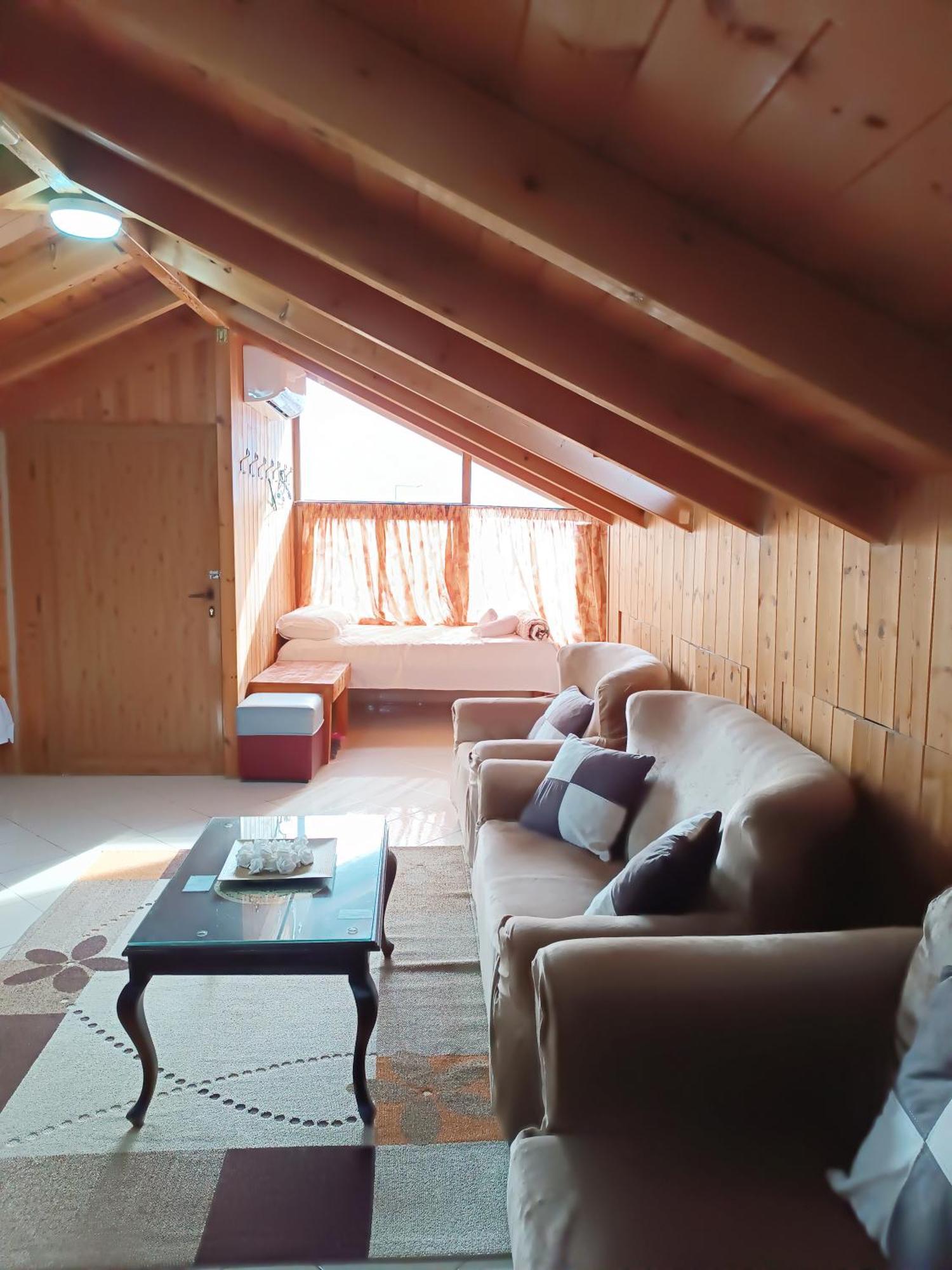 Guesthouse Eva Suite เบราท ภายนอก รูปภาพ